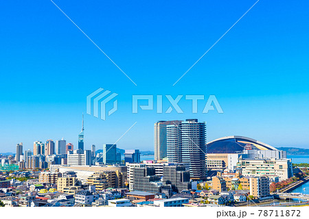唐人町・大濠公園方面から望む早良区百道浜、地行浜、福岡タワー一帯　朝イメージカラー 78711872