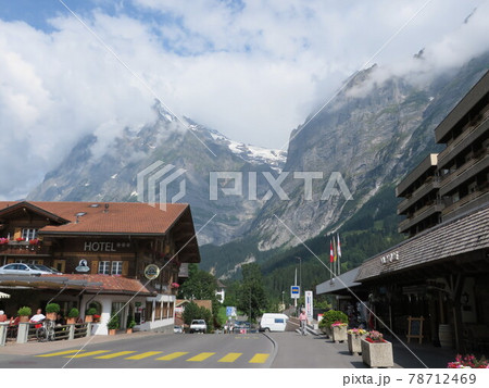 グリンデルワルトの街から岩山を見上げる 78712469