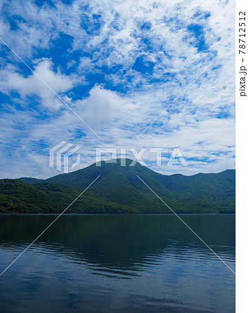 《群馬県》黒檜山と大沼の風景（赤城山）・6月 78712512