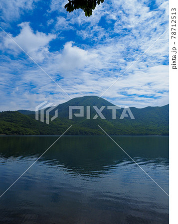《群馬県》黒檜山と大沼の風景（赤城山）・6月 78712513