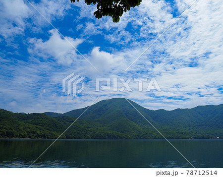 《群馬県》黒檜山と大沼の風景（赤城山）・6月 78712514