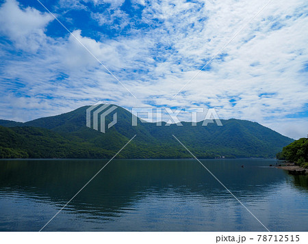 《群馬県》黒檜山と大沼の風景（赤城山）・6月 78712515