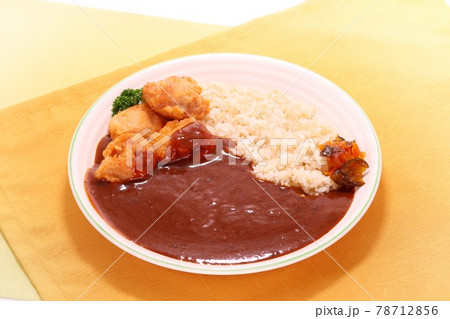 鶏のから揚げ付き カレーライス 食事 鶏のから揚げ付き カレーライス 食事 78712856