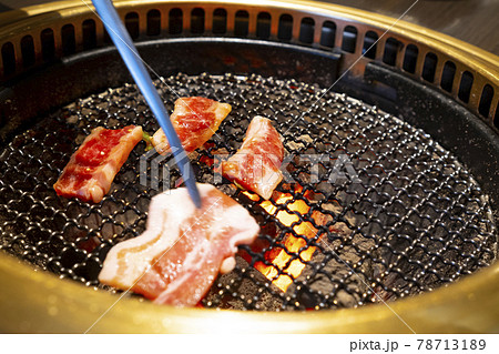 豚バラと鳥ももと牛カルビを焼いてます 78713189