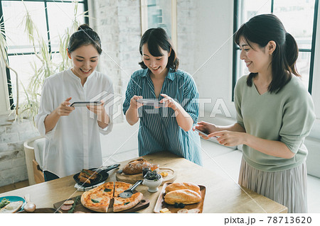 おうち女子会でSNS映えを狙う主婦たち おうち女子会でSNS映えを狙う主婦たち 78713620