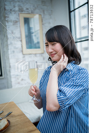 顎が痛い女性 78713632