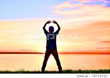 朝日を浴びてエクササイズ!! 78714332