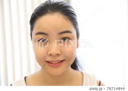 笑顔の可愛い若い女性 78714844