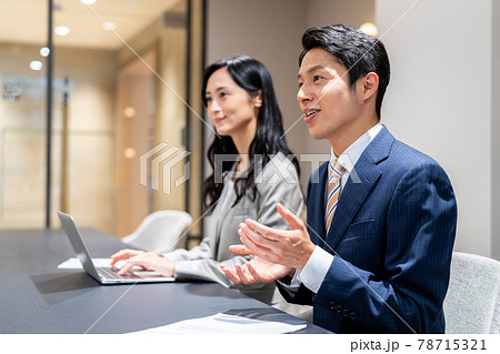 会議で説明するビジネスマン 撮影協力「+SHIFT NOGIZAKA」 会議で説明するビジネスマン 撮影協力「+SHIFT NOGIZAKA」 78715321
