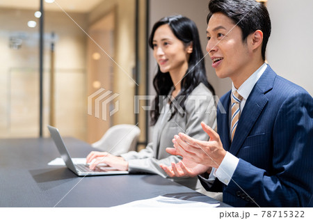 会議で説明するビジネスマン 撮影協力「+SHIFT NOGIZAKA」 会議で説明するビジネスマン 撮影協力「+SHIFT NOGIZAKA」 78715322