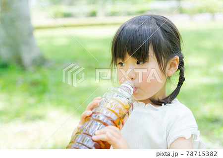 冷たい麦茶を飲む女の子 冷たい麦茶を飲む女の子 78715382