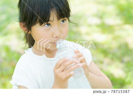夏に水分補給をする女の子 夏に水分補給をする女の子 78715387