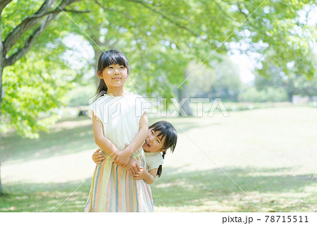 森林の中で遊ぶ姉妹 森林の中で遊ぶ姉妹 78715511