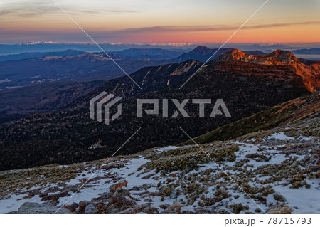 硫黄岳稜線から見る朝焼けの北八ヶ岳と白馬・妙高の眺め 78715793