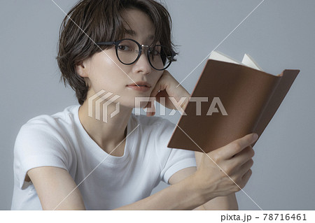 本を読む女性 78716461