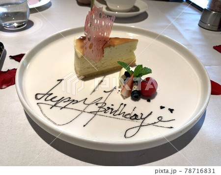 レストランで誕生日のサプライズ演出の写真素材