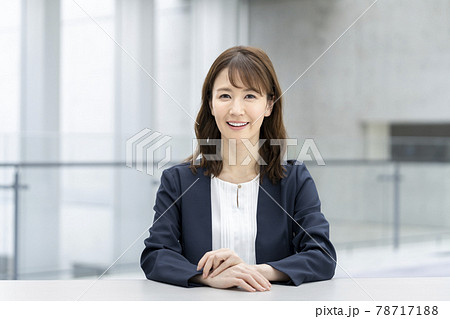 カメラ目線の笑顔のビジネスウーマン カメラ目線の笑顔のビジネスウーマン 78717188