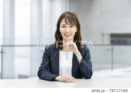 カメラ目線で話す笑顔のビジネスウーマン  78717189