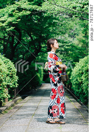 緑道を歩く浴衣の女性　 78717687