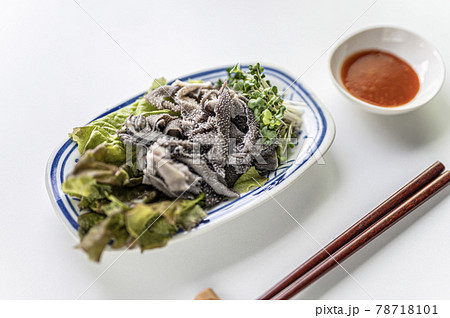 焼肉屋で定番センマイ刺し 78718101