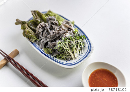 焼肉屋で定番センマイ刺し 78718102