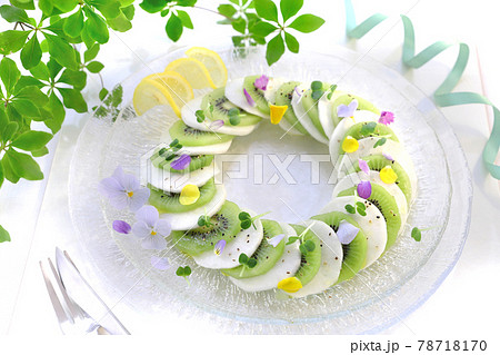 かぶとキウイフルーツのカルパッチョサラダ　リースサラダ 78718170