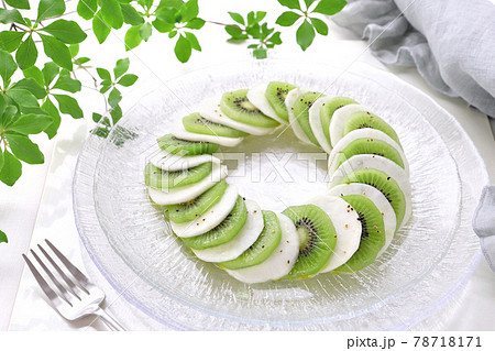 かぶとキウイフルーツのカルパッチョサラダ　リースサラダ 78718171