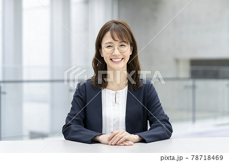 カメラ目線の笑顔の眼鏡をかけたビジネスウーマン カメラ目線の笑顔の眼鏡をかけたビジネスウーマン 78718469