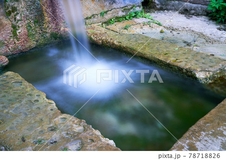 名水百選に選ばれた沖縄県南城市にある垣花ひーじゃーの湧き水の写真素材