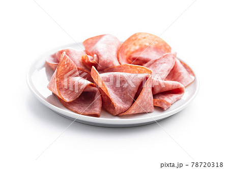 Sliced smoked salami on plate 78720318
