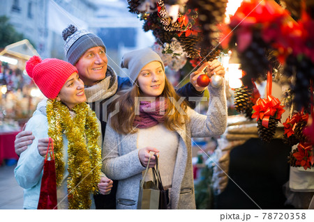 friendly married couple with a teenage daughter at Christmas market friendly married couple with a teenage daughter at Christmas market 78720358