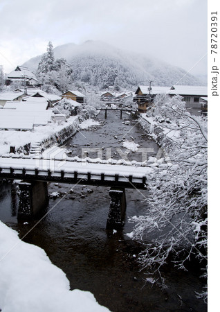 雪の積もった橋のある風景　比和町比和まちなか 78720391