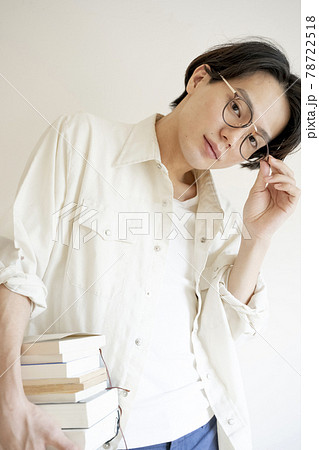 本を持つ男性 本を持つ男性 78722518