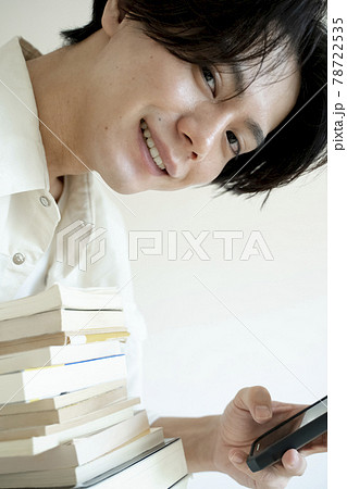 本を持つ男性 本を持つ男性 78722535