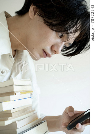 本を持つ男性 78722543