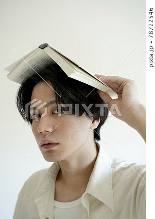読書をする男性 読書をする男性 78722546