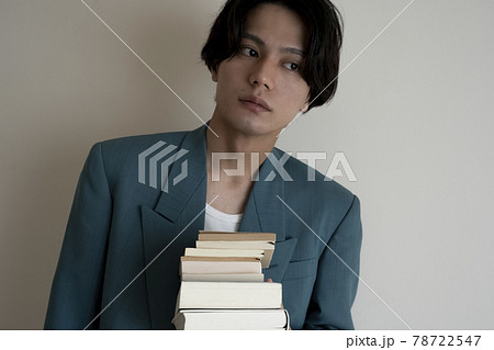本を持つ男性 78722547