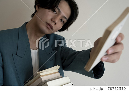 本を持つ男性 本を持つ男性 78722550