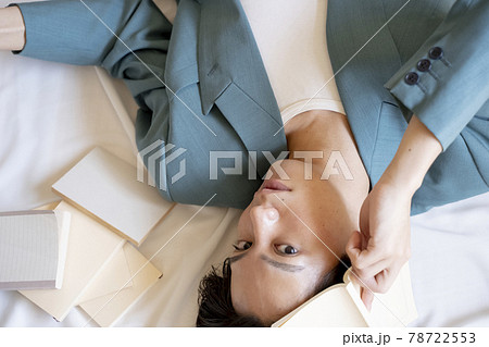 読書をする男性 78722553