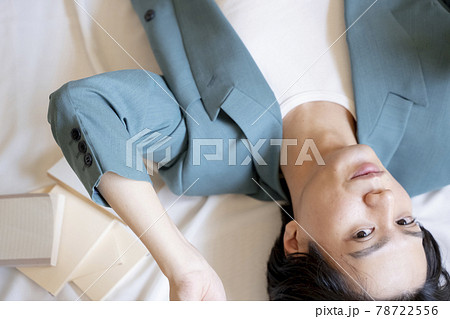 読書をする男性 読書をする男性 78722556