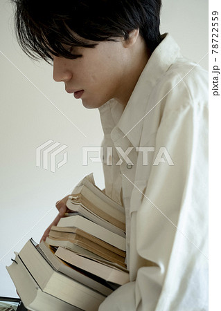 本を持つ男性 本を持つ男性 78722559