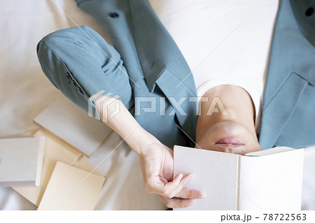 読書をする男性 読書をする男性 78722563