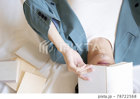 読書をする男性 読書をする男性 78722568