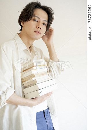 本を持つ男性 78722569