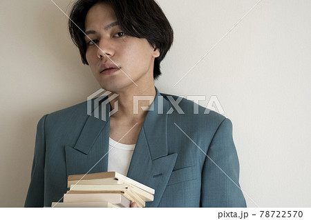 本を持つ男性 本を持つ男性 78722570