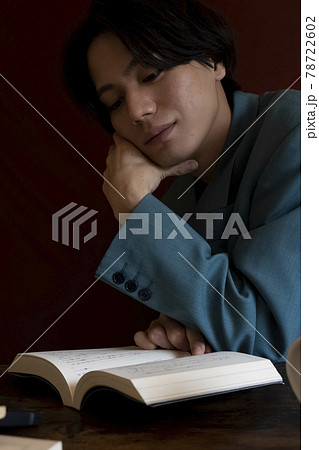 読書をする男性 読書をする男性 78722602