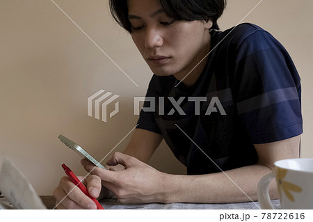 新聞を読む男性 新聞を読む男性 78722616