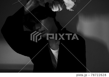 花を持つ男性のポートレート 78722628