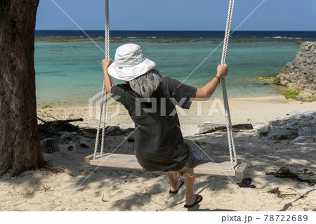 鹿児島県　徳之島の天城町与名間ビーチでブランコに乗る女性 78722689