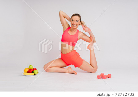 beautiful young sporty muscular woman, isolated against white background beautiful young sporty muscular woman, isolated against white background 78722732